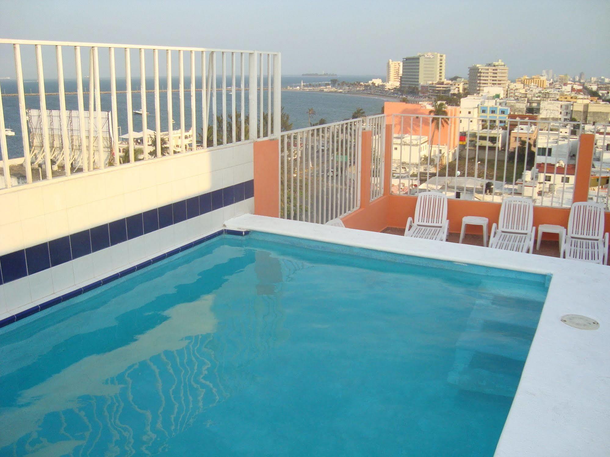 Del Carmen Hotel