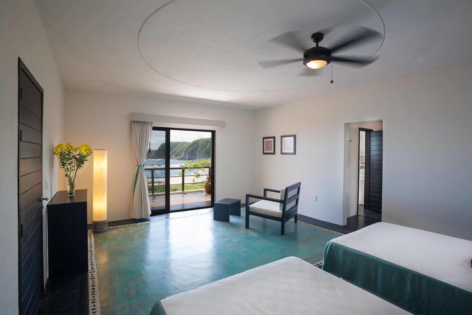 Manta Raya - Right On The Hotel Cuatunalco
