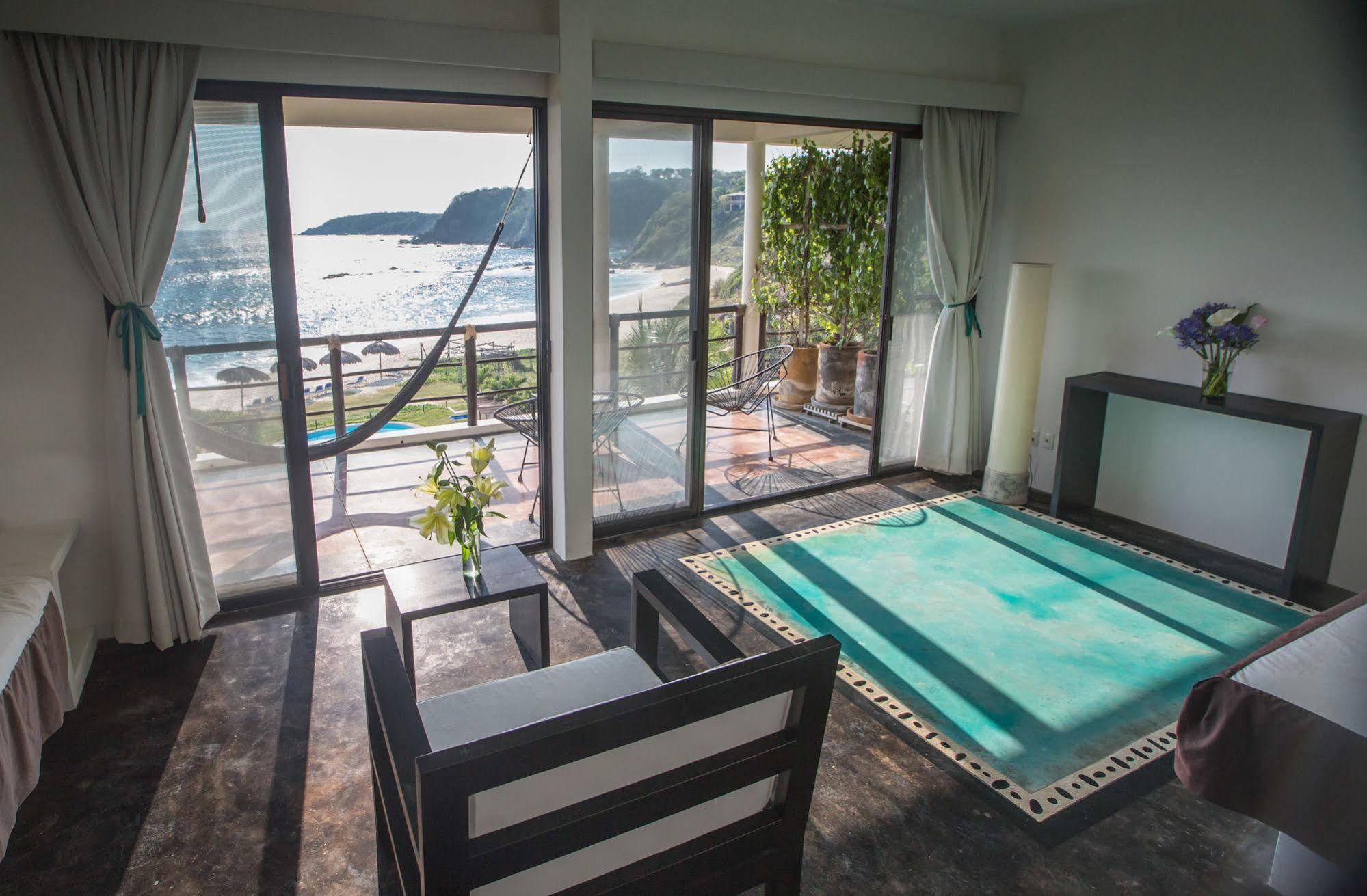 Manta Raya - Right On The Hotel