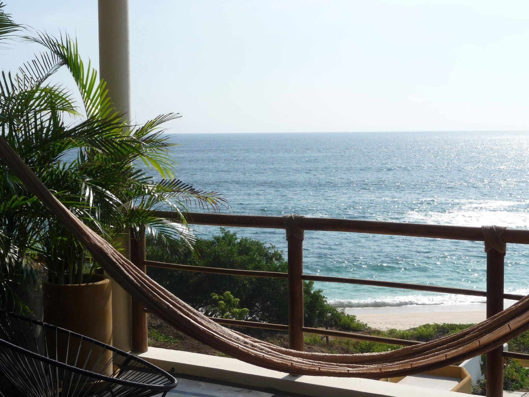 Manta Raya - Right On The Hotel Cuatunalco