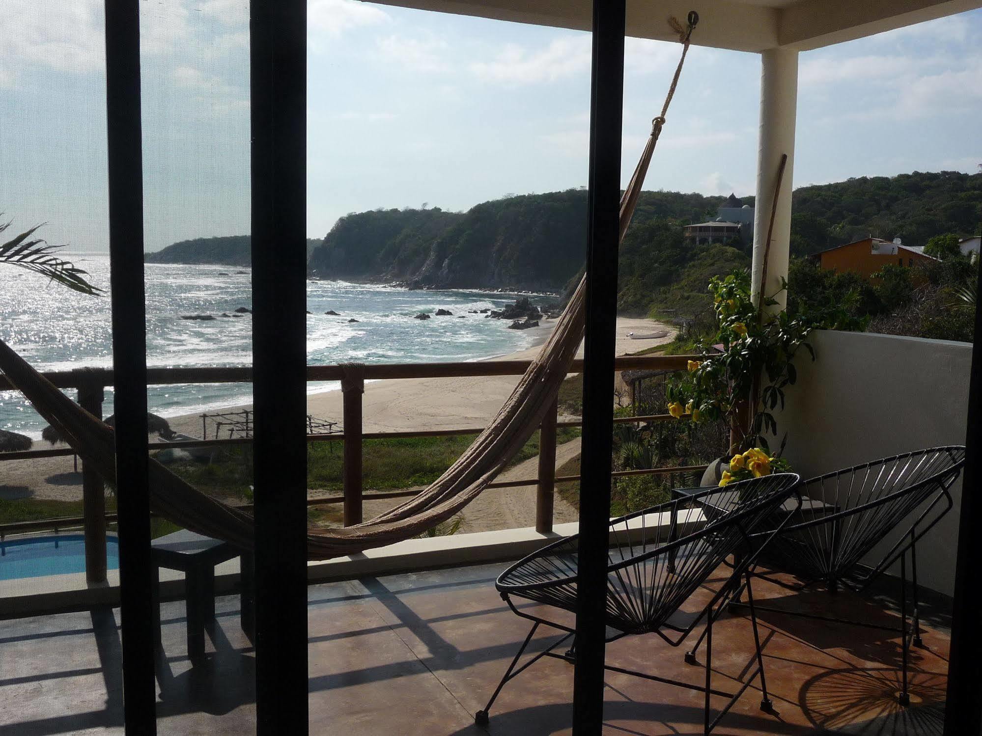 Manta Raya - Right On The Hotel