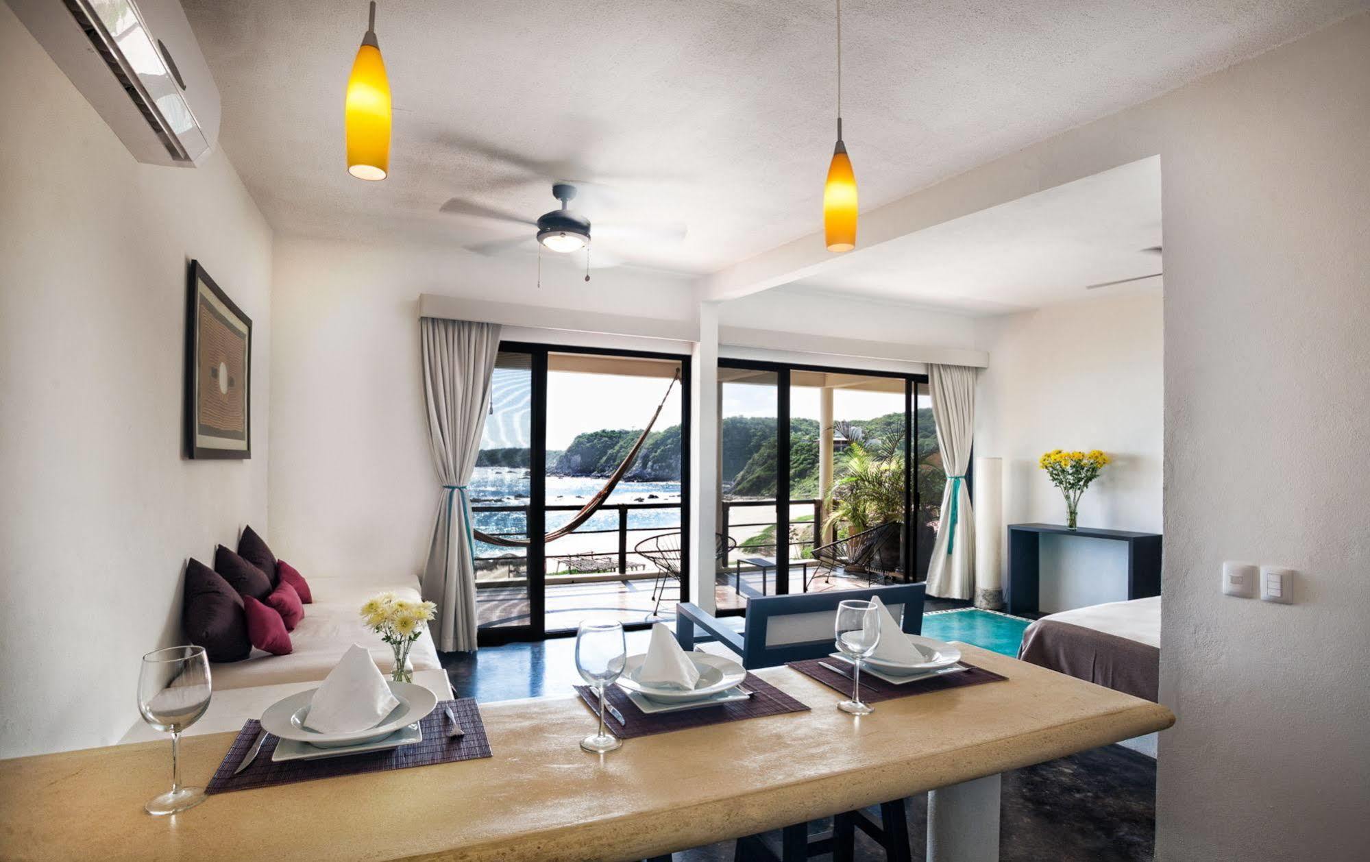 Manta Raya - Right On The Hotel Cuatunalco