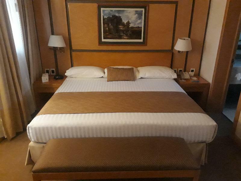 Country Plaza Hotel 4*