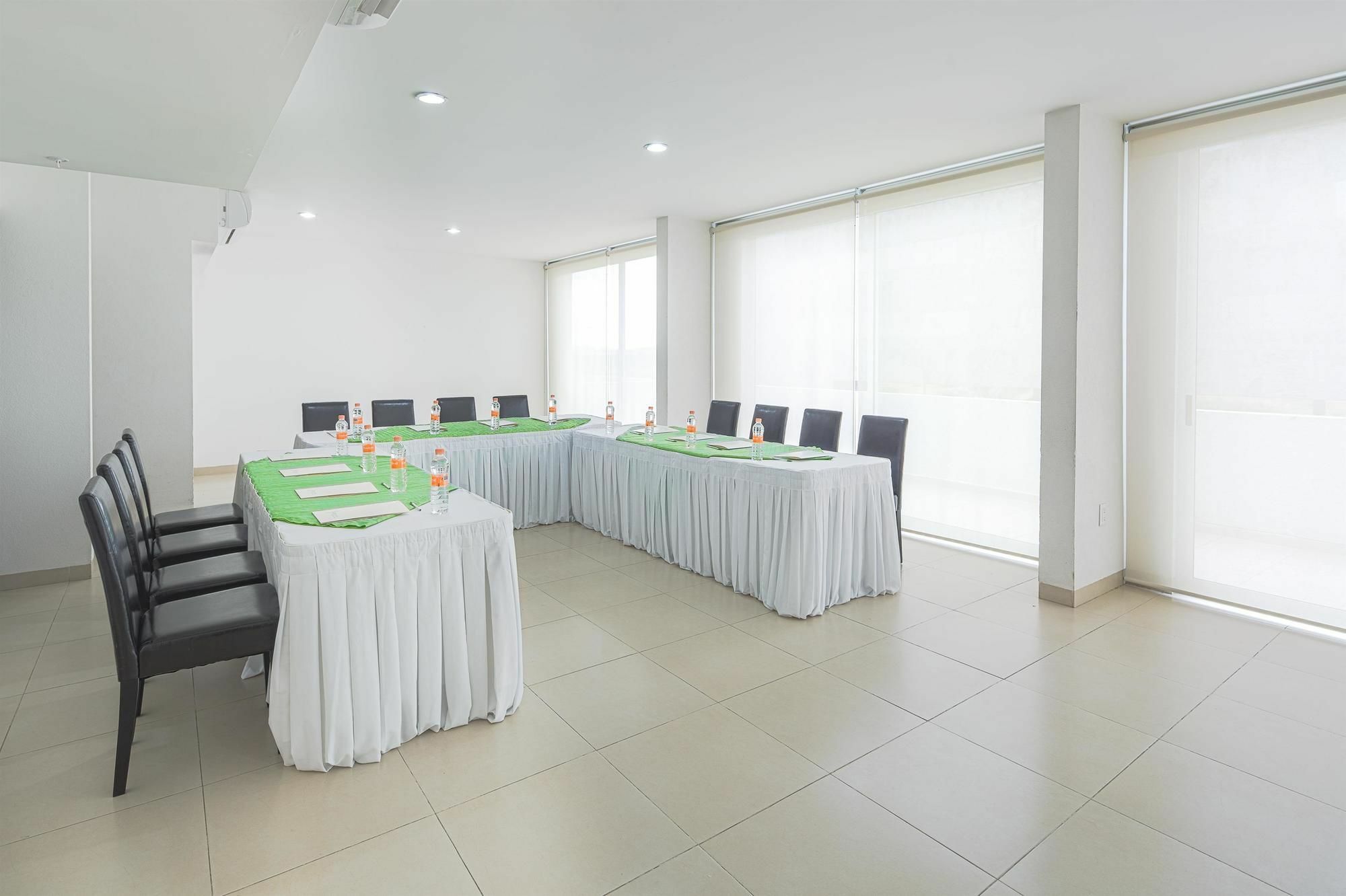 Wyndham Garden Bajio Aeropuerto Hotel 5*