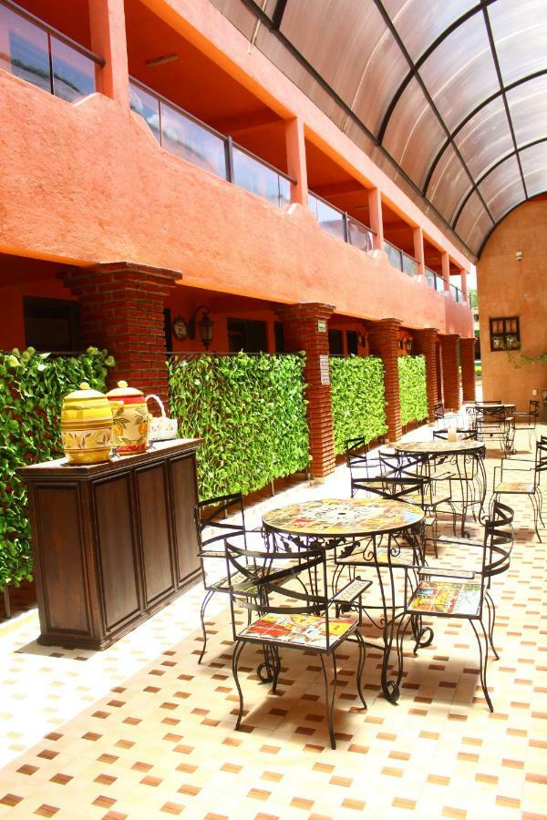 Camino Mexicano & Hotel