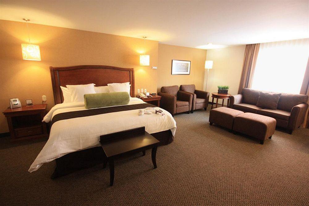 Hotel Plaza Camelinas Queretaro