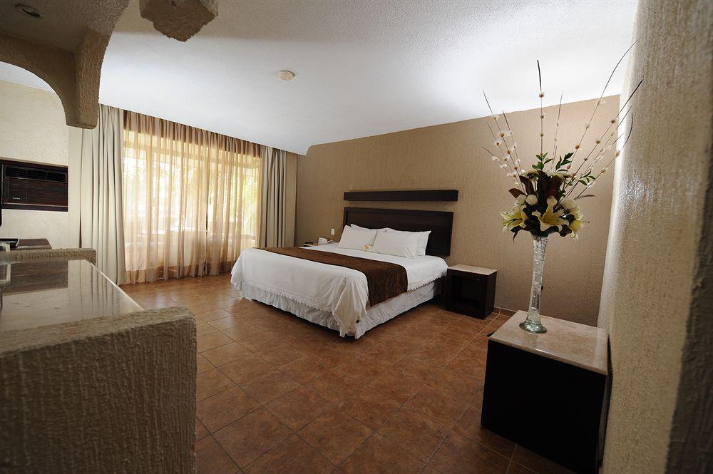 Hotel Real De Minas Poliforum 4*