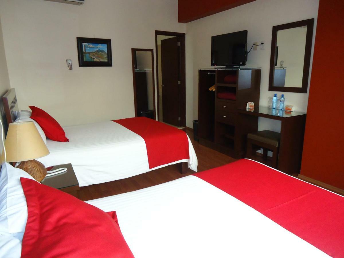 Plaza San Carlos Hotel *