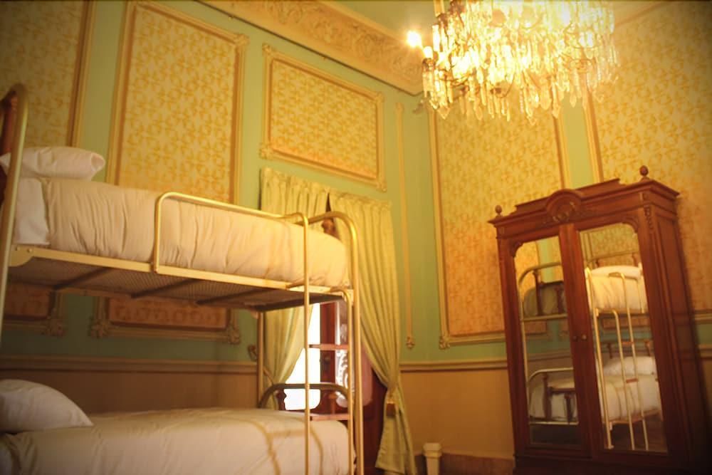 Hostel Leonora