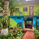 Yaxche Centro Hostal Y Camping