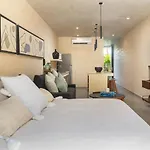 Modern Studio Pool Access Near Downtown A105