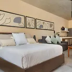 Modern Studio Pool Access Near Downtown A105