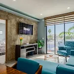 New & Modern, 5 Star Area, Walk 2 Beach, Pool, Views, King Bed