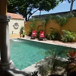 Ochenta Y Dos Bed & Breakfast & Spa