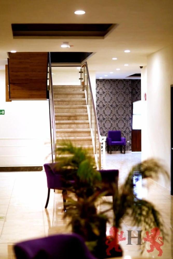 Hotel Leones
