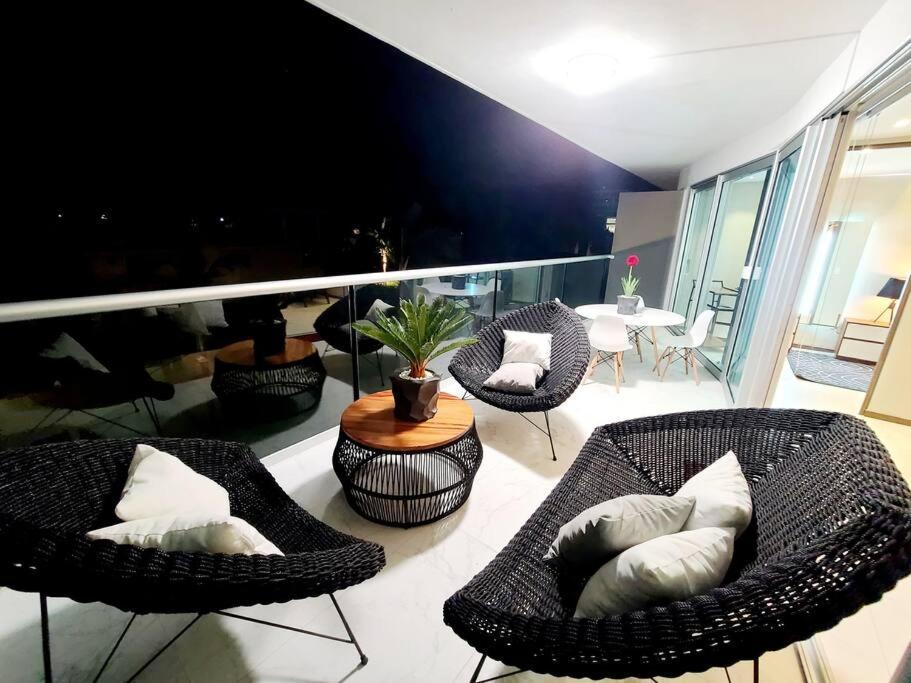 Apartment Luxury 2 Bedroom Front At *