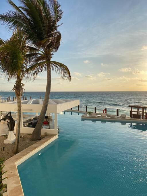 Apartment Beachfront Deluxe -best Ocean View, With Beach, Gym And Cancun
