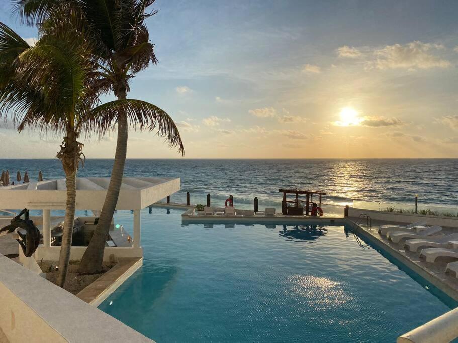 Apartment Beachfront Deluxe -best Ocean View, With Beach, Gym And Cancun