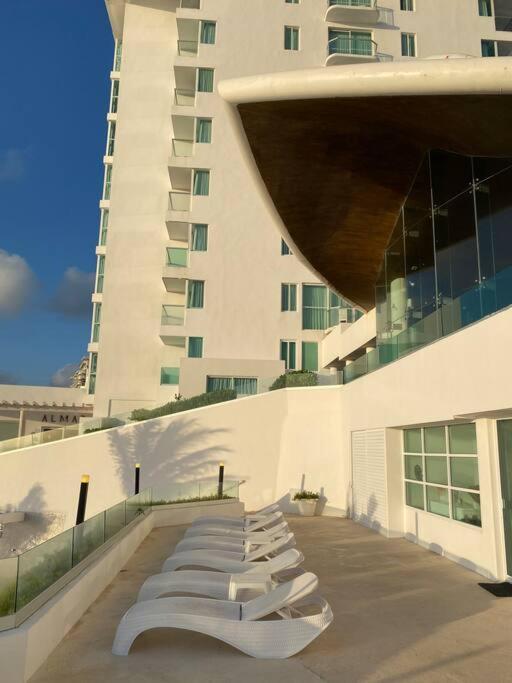 Beachfront Deluxe -best Ocean View, With Beach, Gym And Apartment
