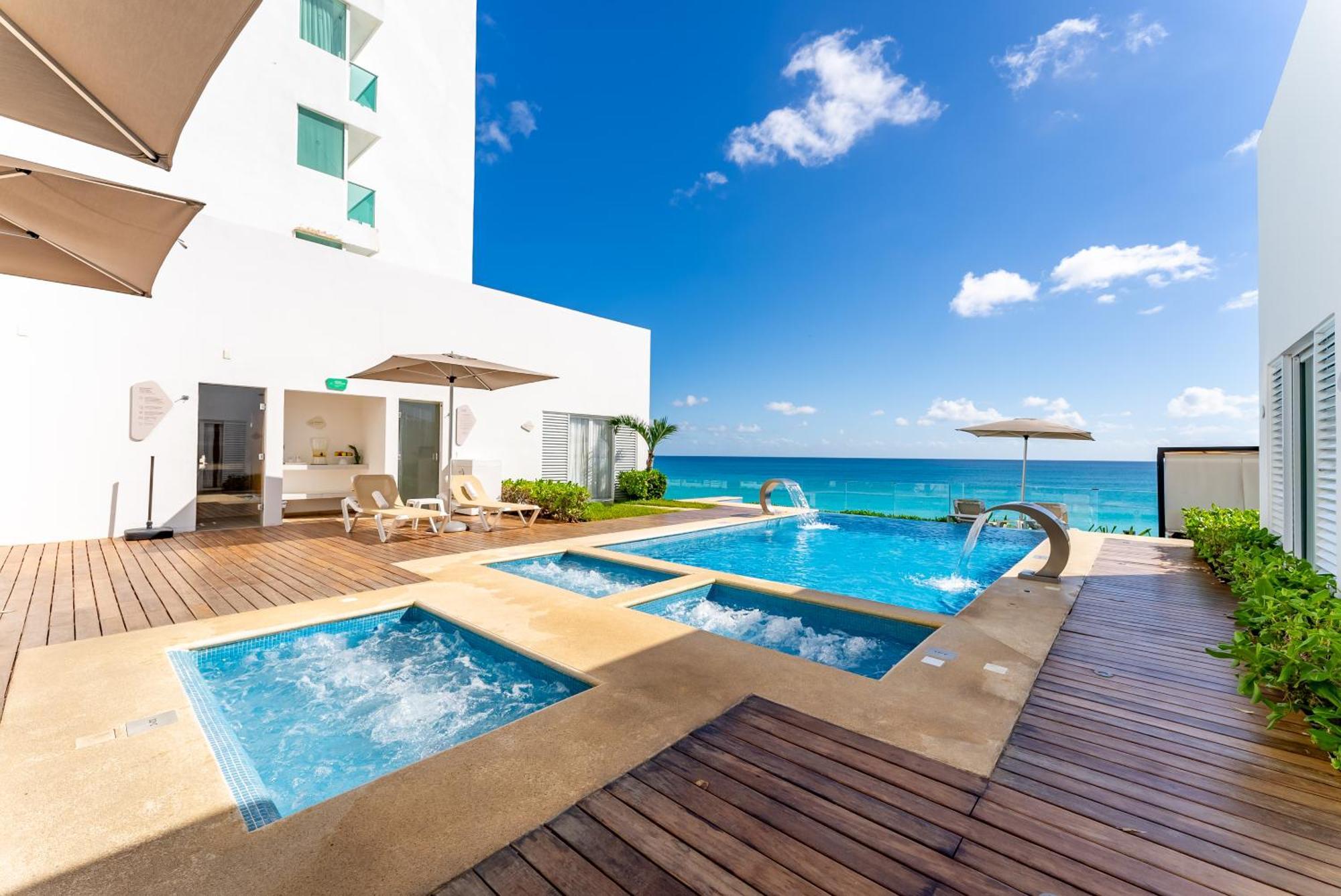 Apartment Beachfront Deluxe -best Ocean View, With Beach, Gym And Cancun