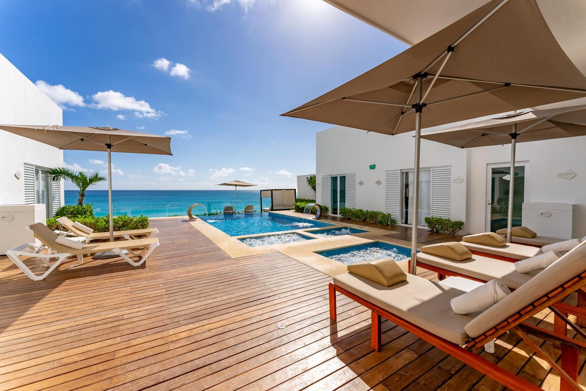 Beachfront Deluxe -best Ocean View, With Beach, Gym And Apartment