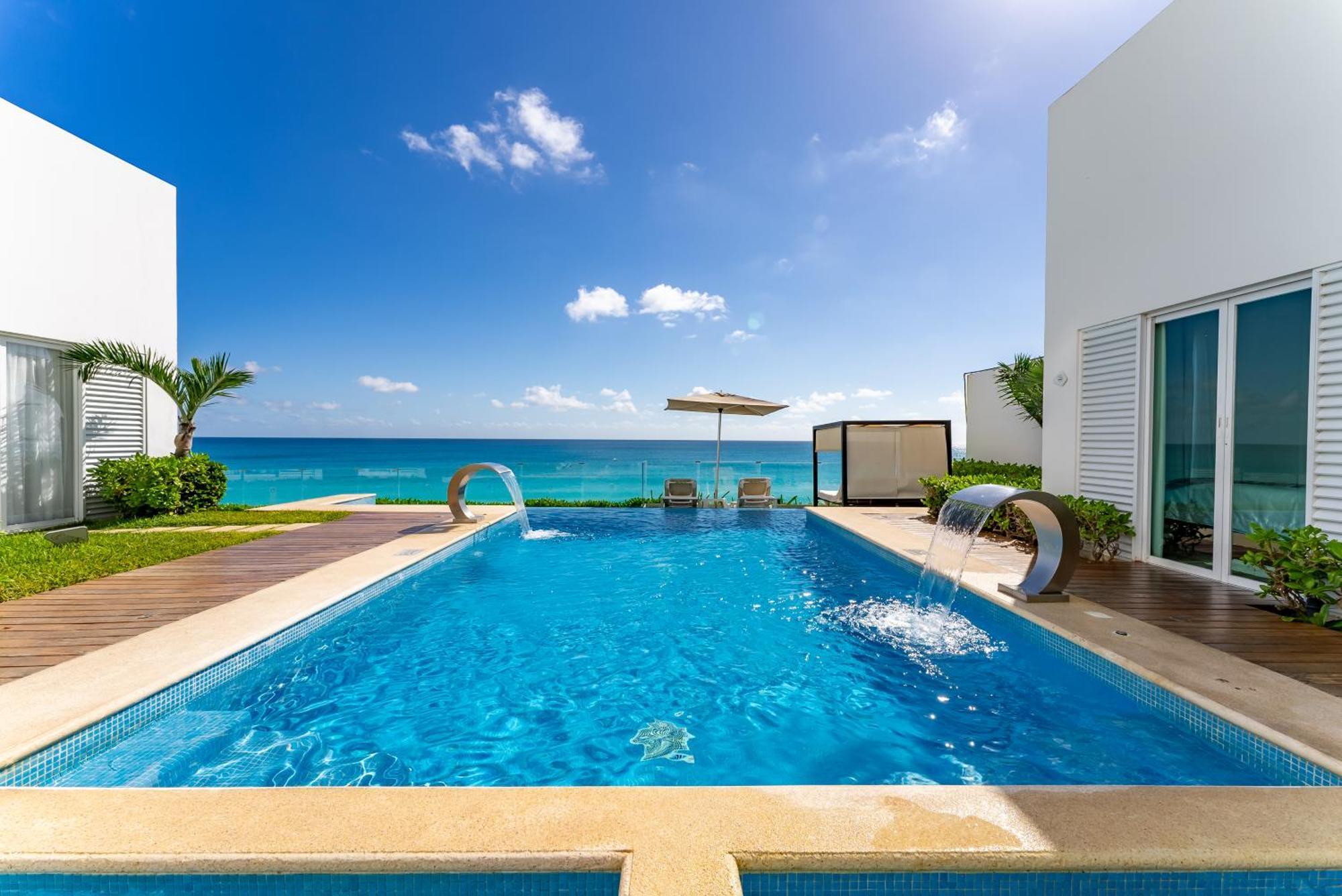 Apartment Beachfront Deluxe -best Ocean View, With Beach, Gym And Cancun