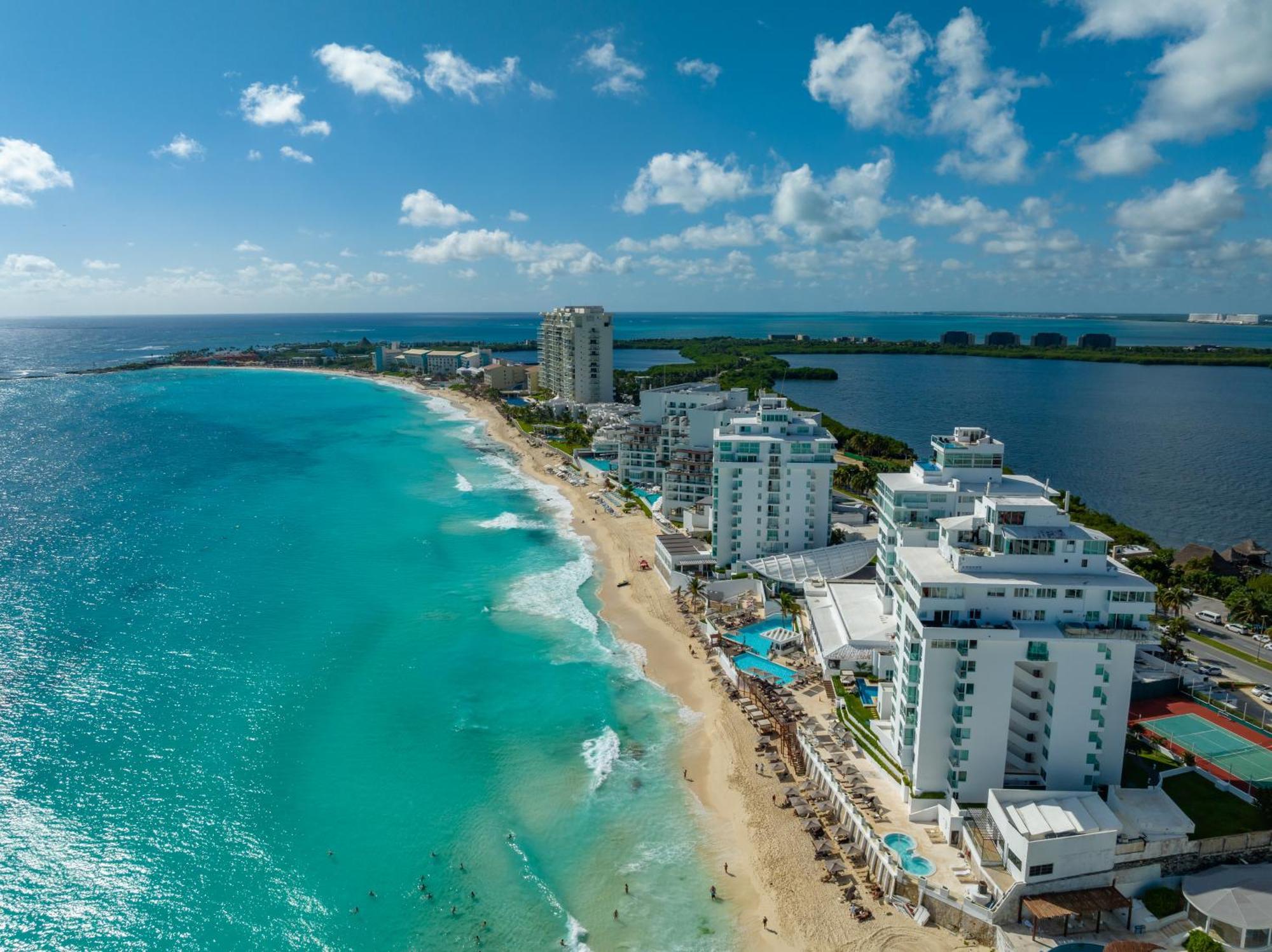 Apartment Beachfront Deluxe -best Ocean View, With Beach, Gym And Cancun