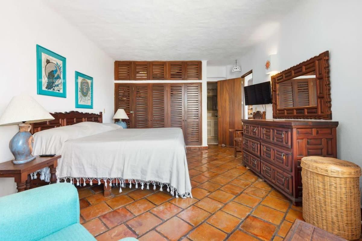 Ocean View 2br Condo-balcony-beach-pool