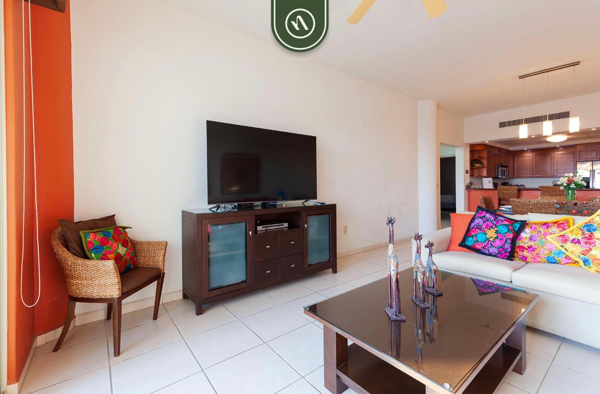 Mexican Styled 2 Bedroom - Beachfront - Pool Apartment *