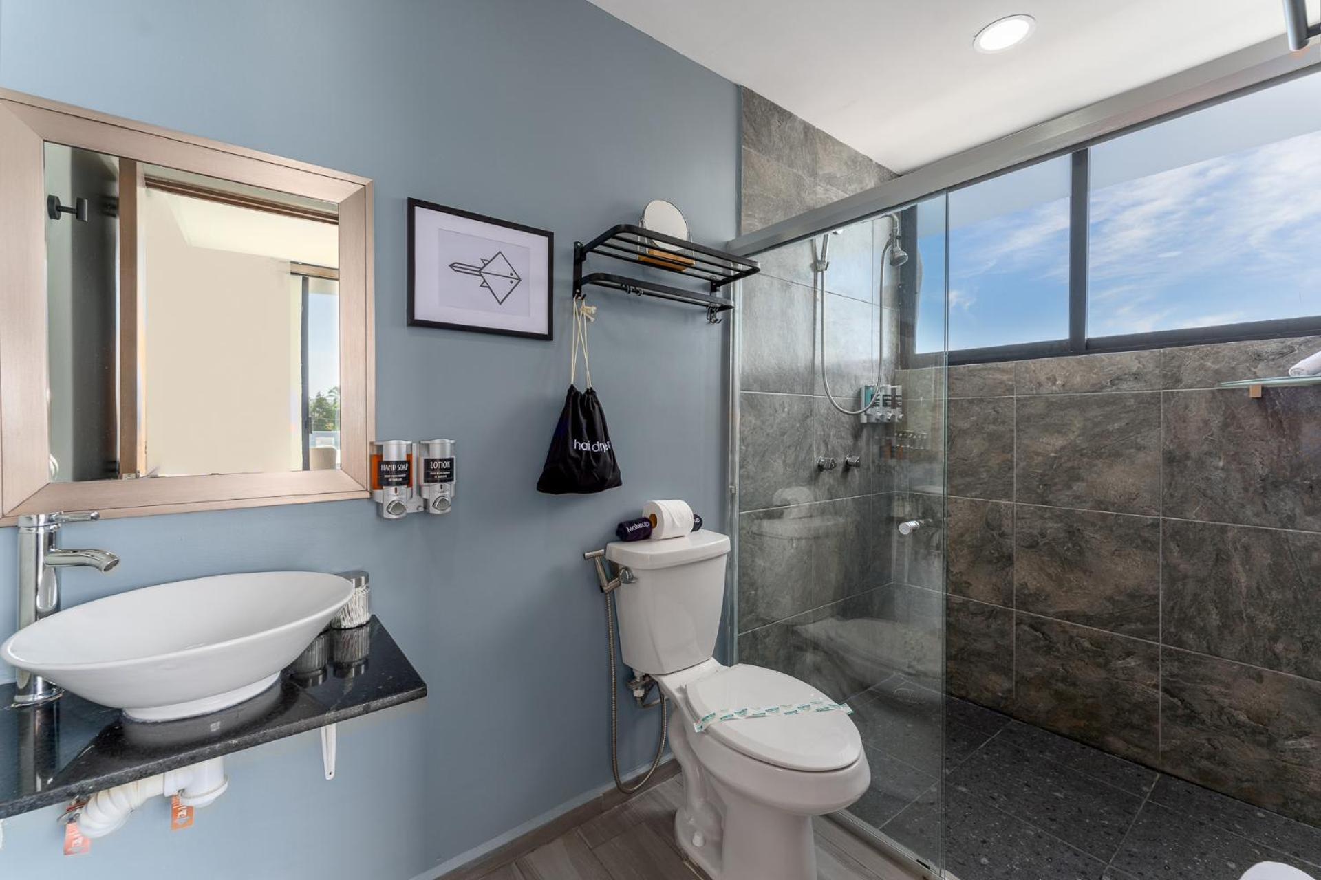Apartment New & Modern, 5 Star Area, Walk 2 Beach, Pool, Views, King Bed *