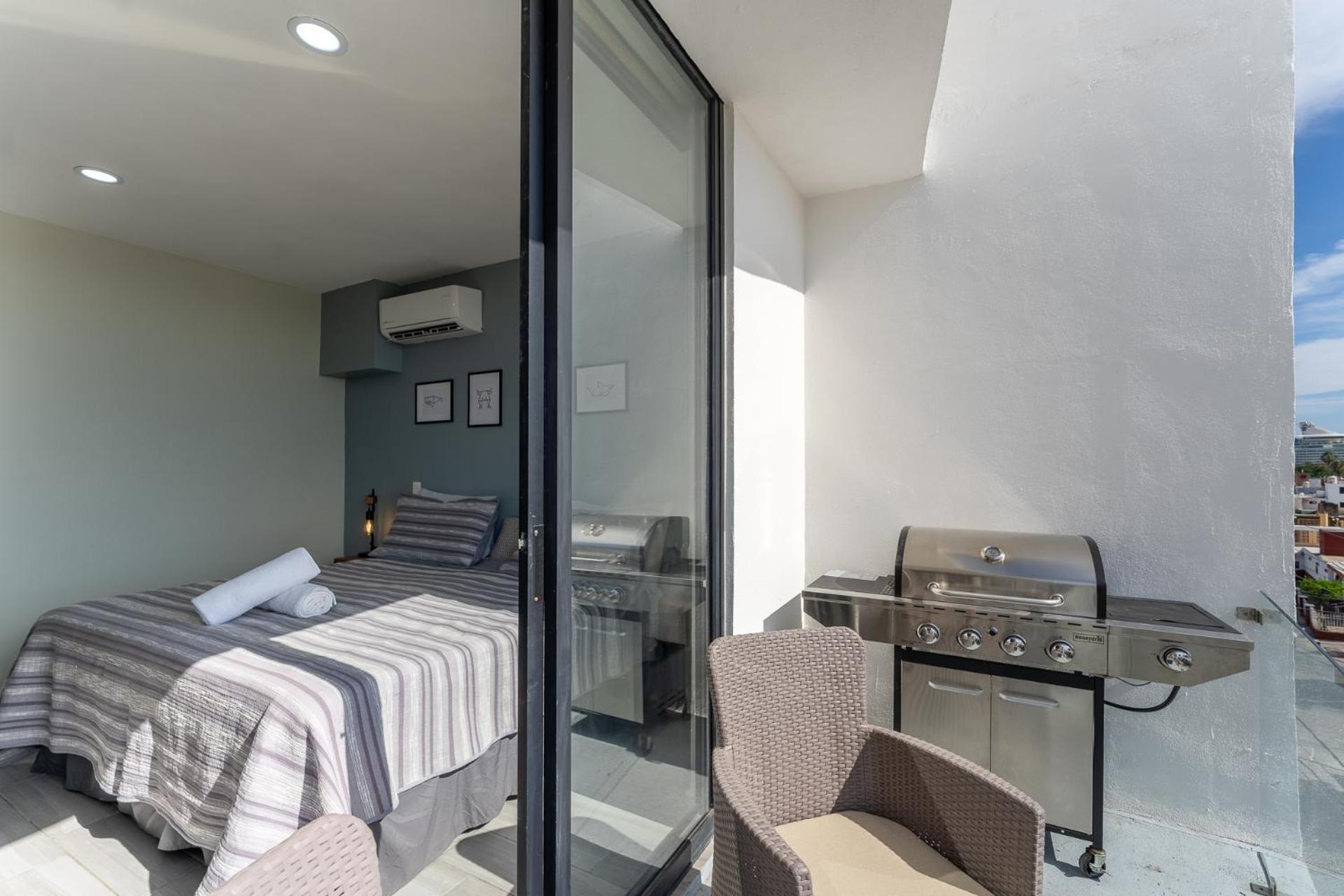New & Modern, 5 Star Area, Walk 2 Beach, Pool, Views, King Bed Apartment