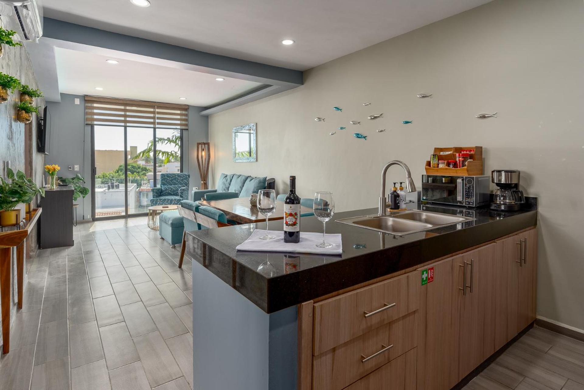 Apartment New & Modern, 5 Star Area, Walk 2 Beach, Pool, Views, King Bed *