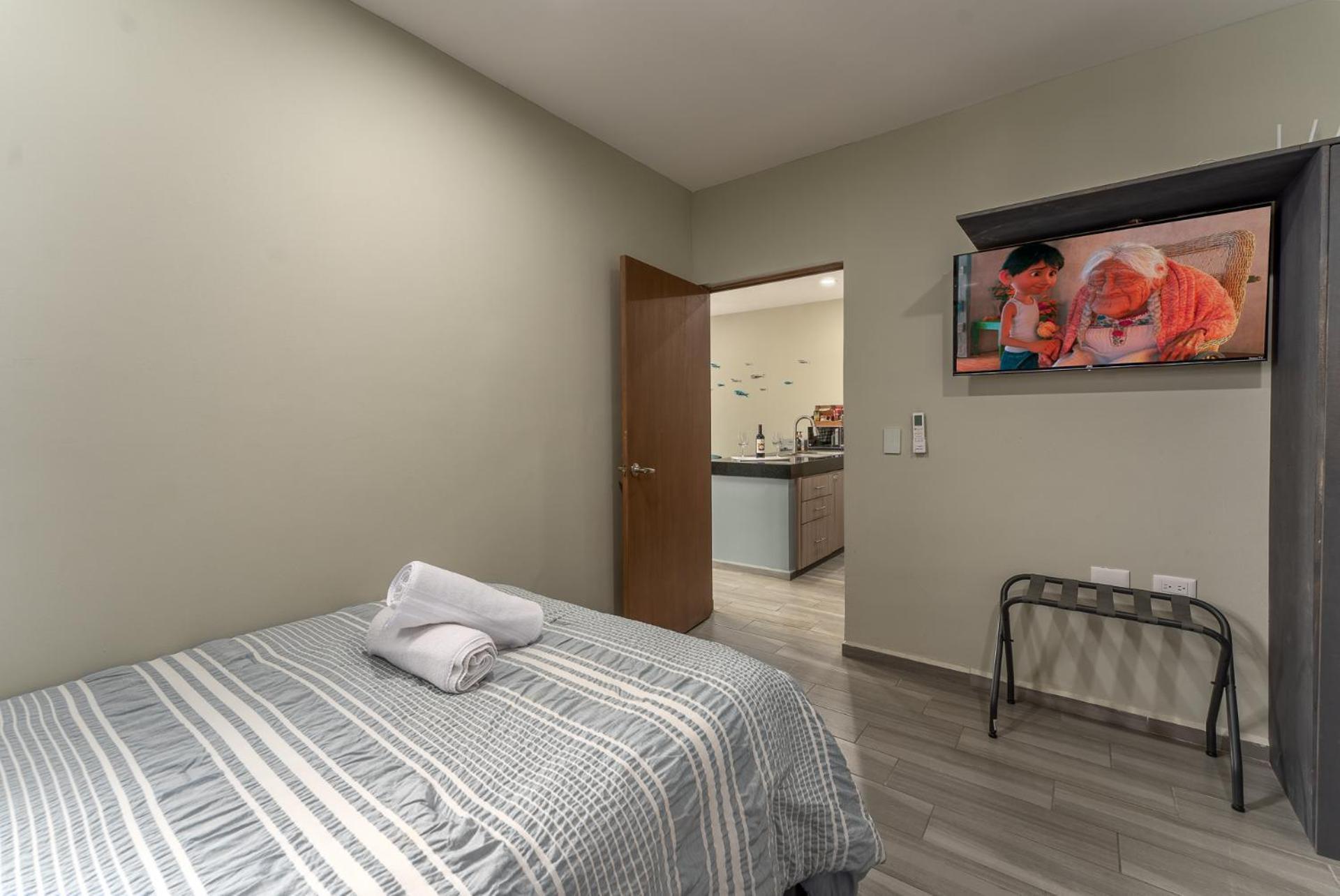 New & Modern, 5 Star Area, Walk 2 Beach, Pool, Views, King Bed Apartment Mazatlan