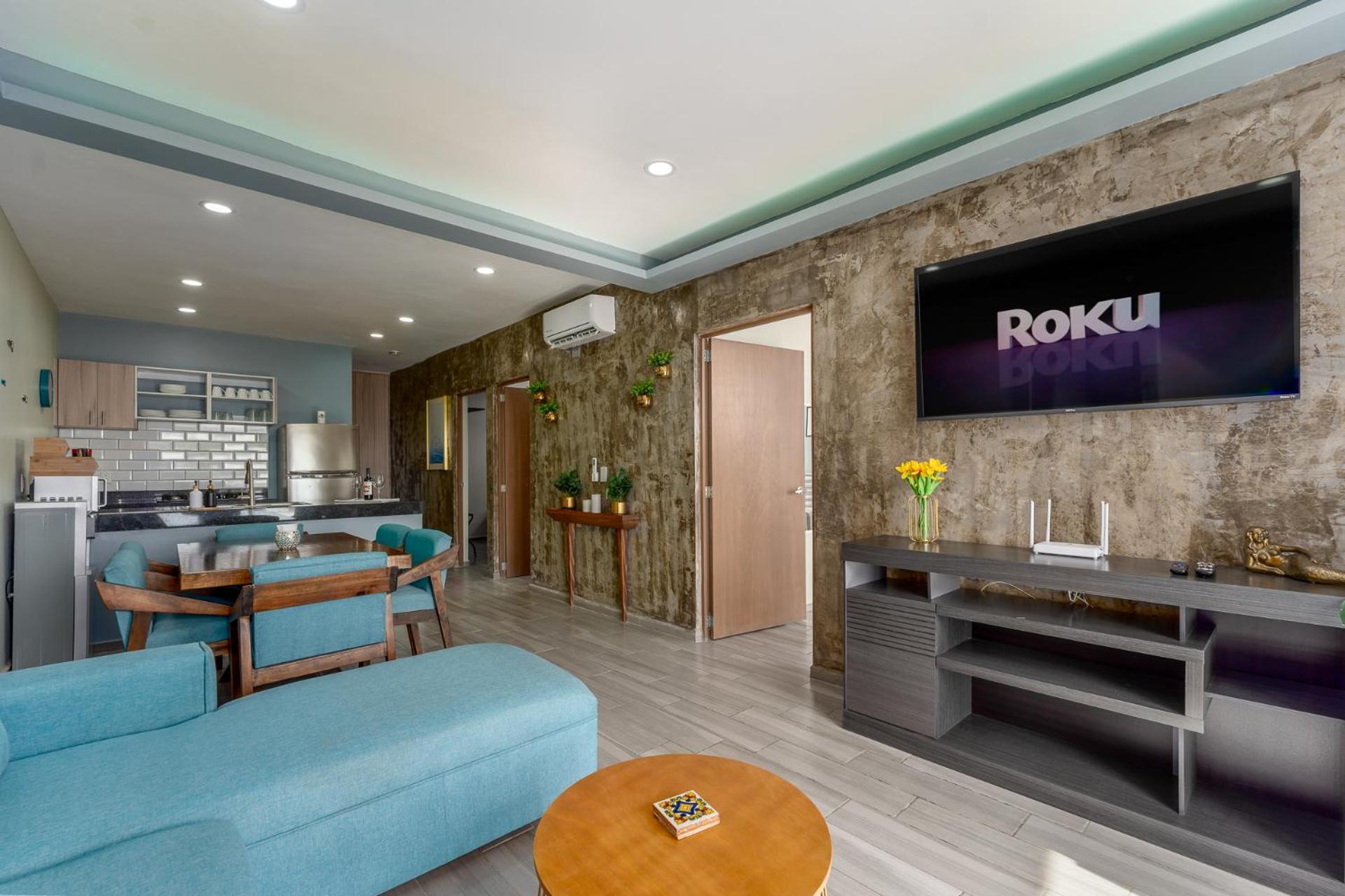 New & Modern, 5 Star Area, Walk 2 Beach, Pool, Views, King Bed Apartment