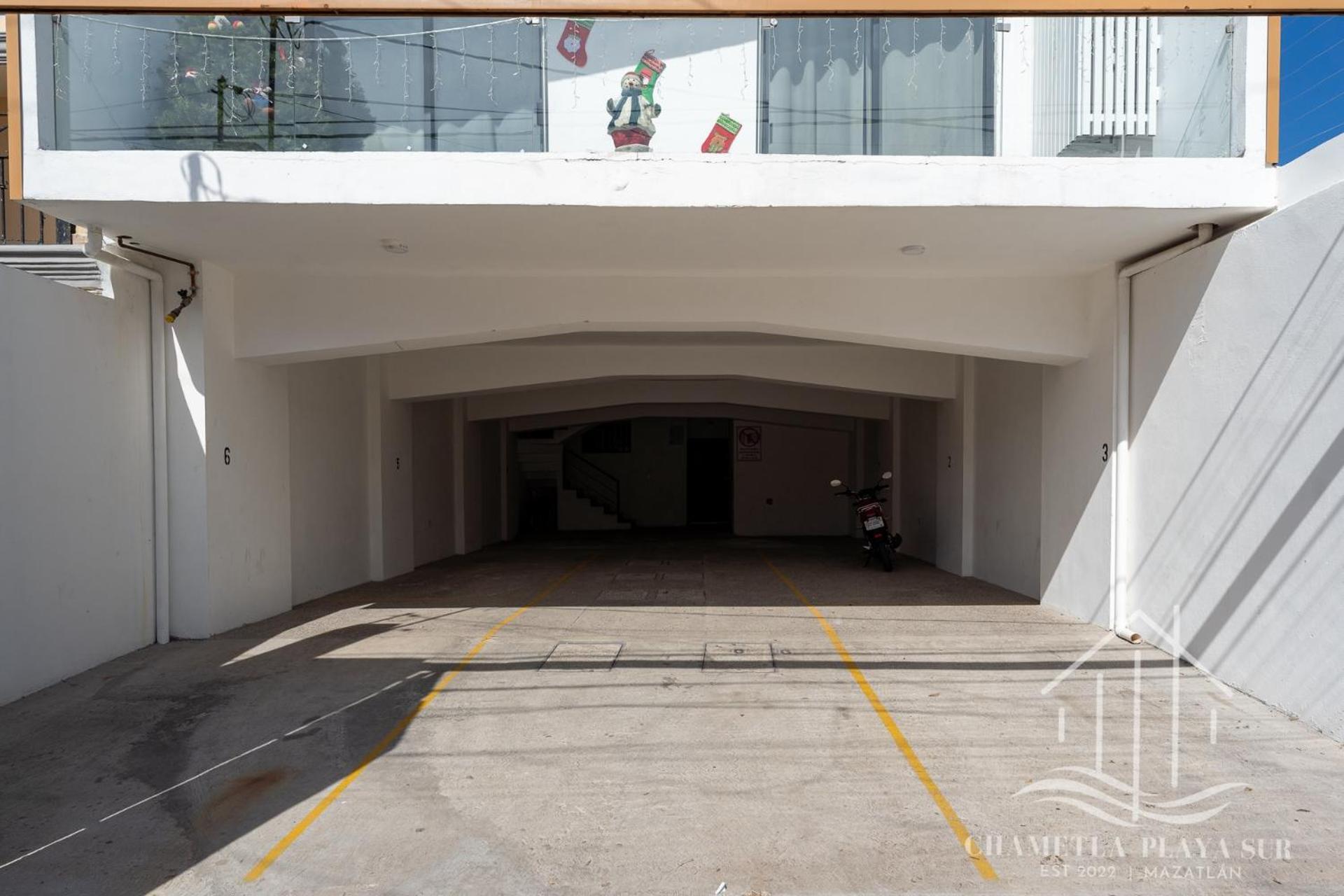 Apartment New & Modern, 5 Star Area, Walk 2 Beach, Pool, Views, King Bed *