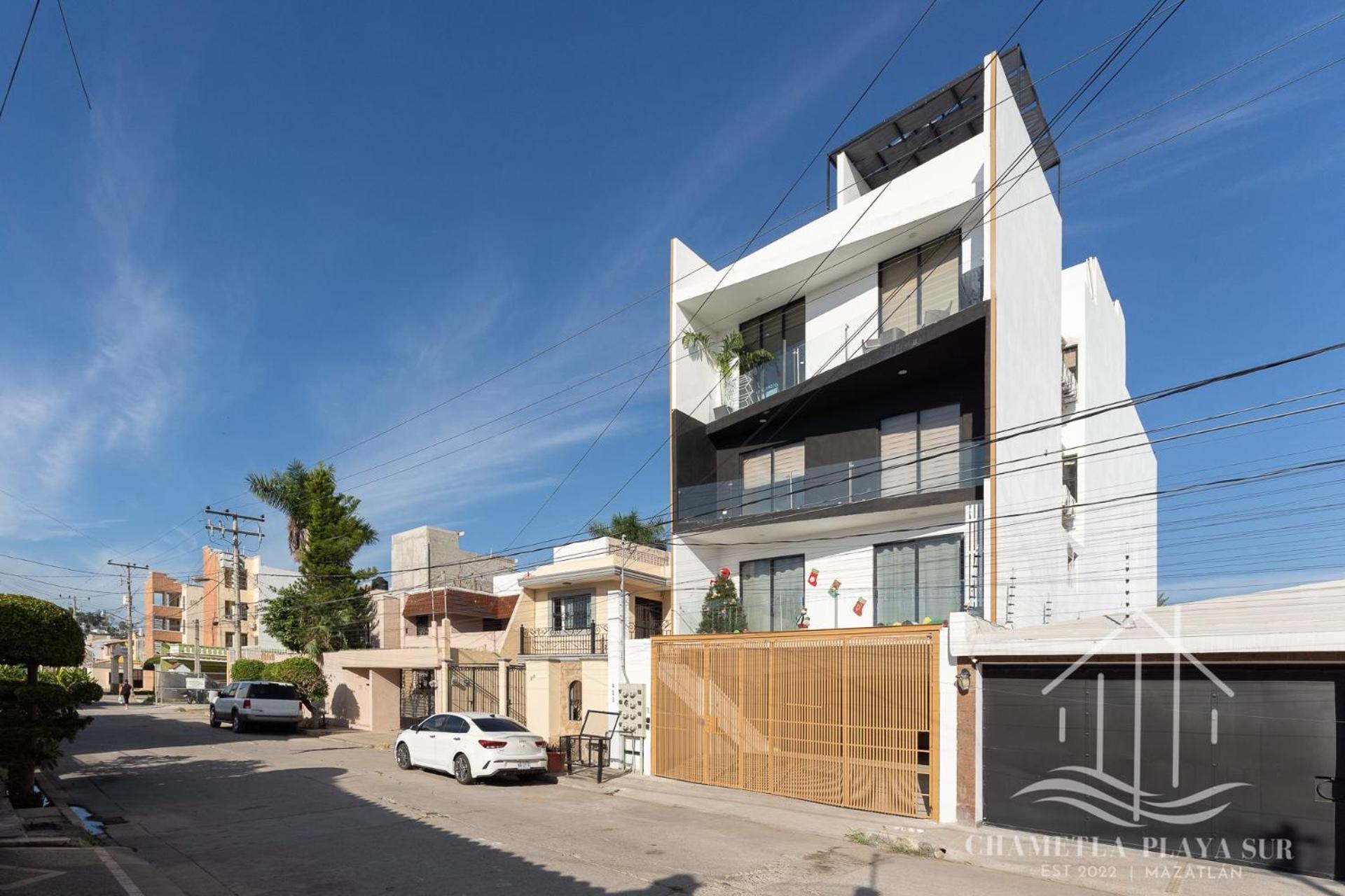 New & Modern, 5 Star Area, Walk 2 Beach, Pool, Views, King Bed Apartment *