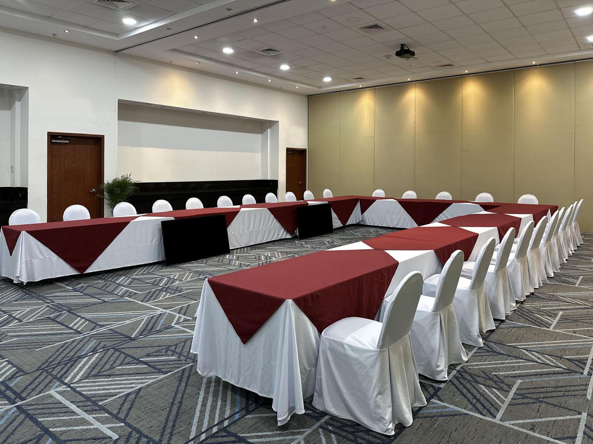 Express By Ihg Hotel 4*