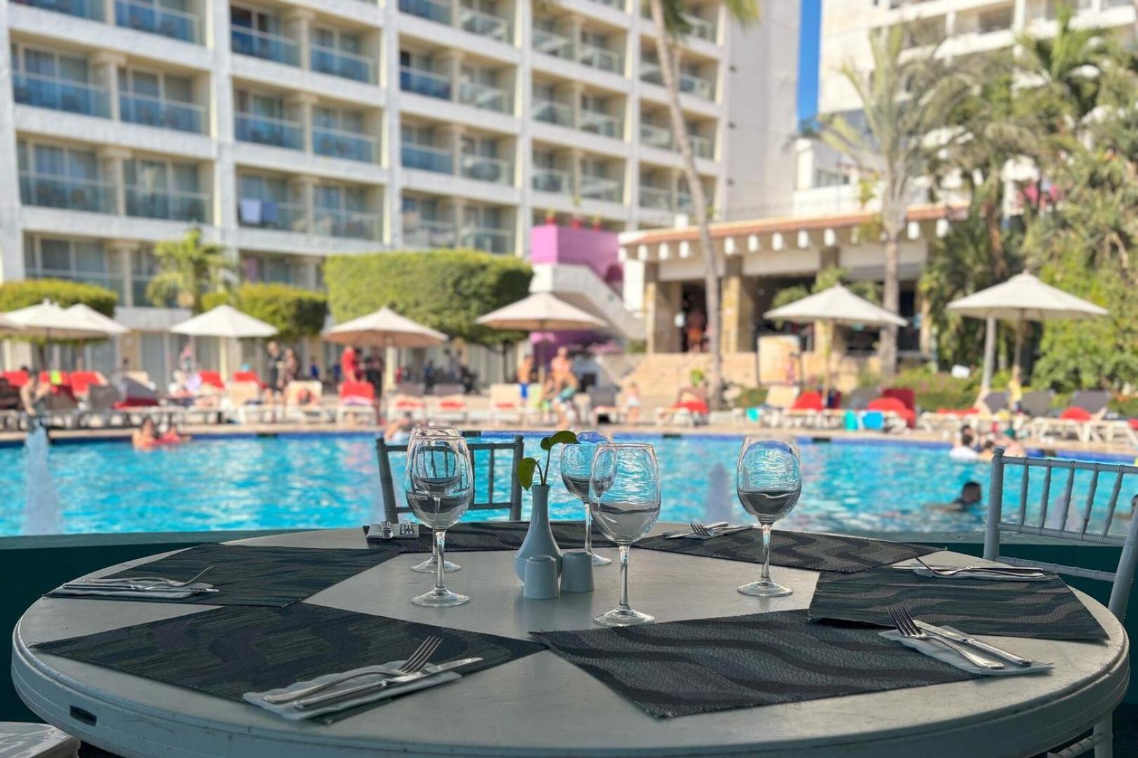 Oceanfront: Views & Amenities!