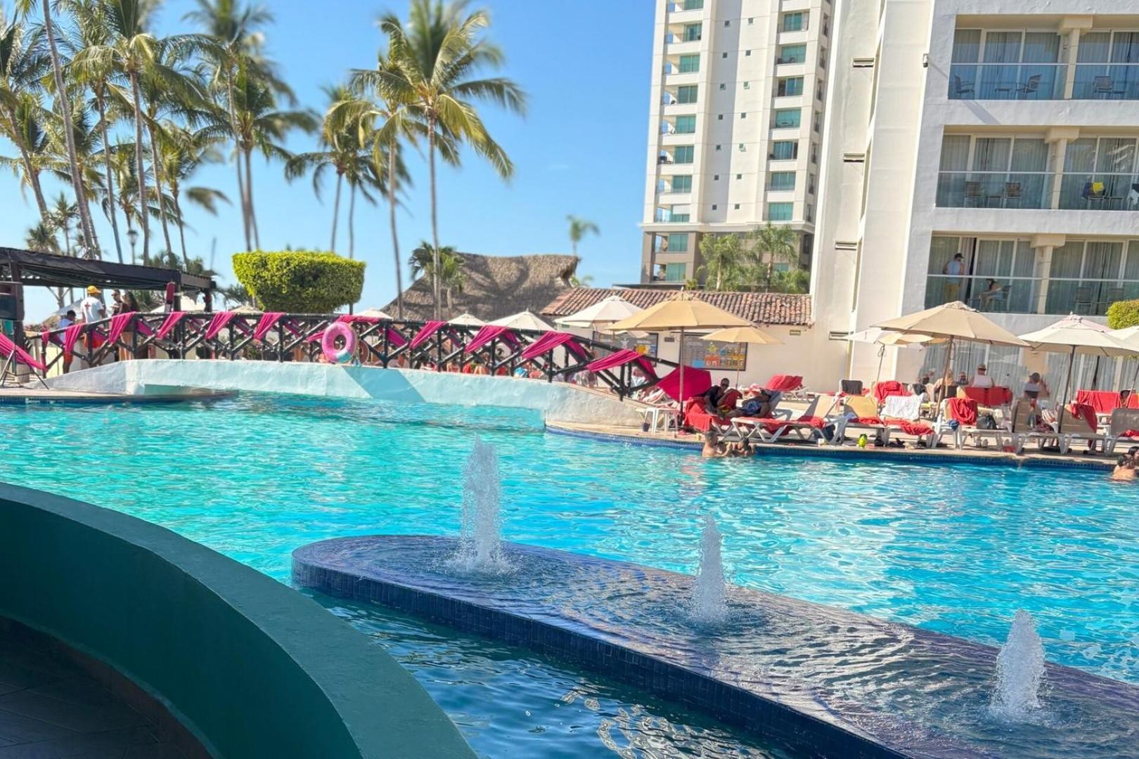 Oceanfront: Views & Amenities! *