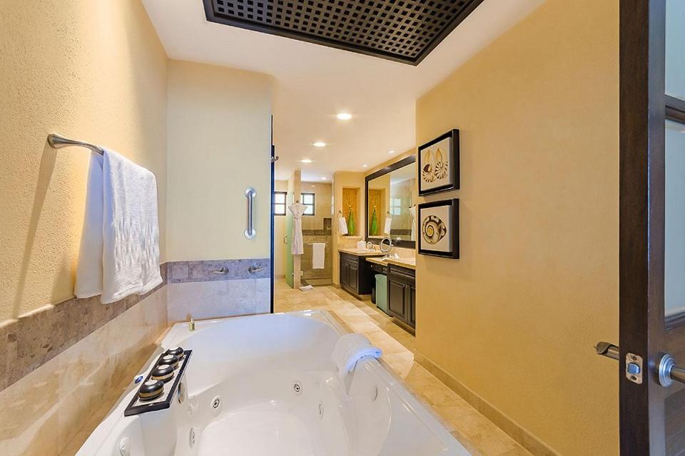 Garza Blanca Resort *