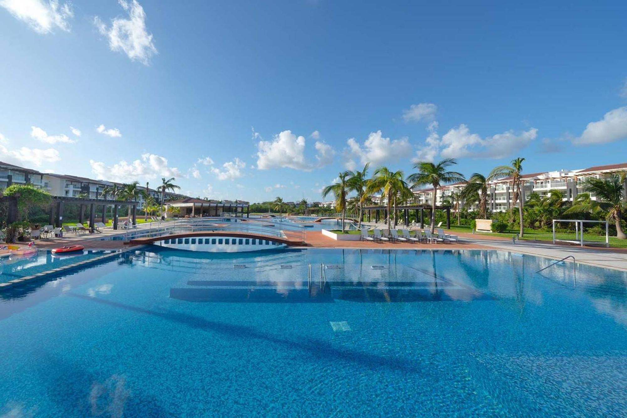Beachfront With Tub, 3 Bedroom & Pool - At Mareazul Corazon Holiday home