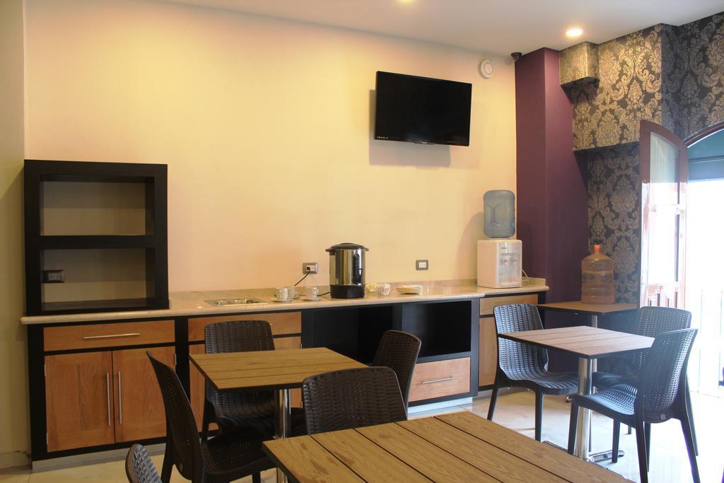 Hotel Leones Hotel
