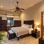 1037 - Villa Escondida