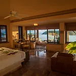 La Casa Que Canta (Adults Only)