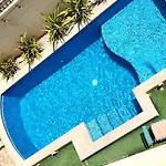 Law\'S Paradise Pool Residence