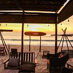 Rustico Lounge-Property In Front Of The Beach