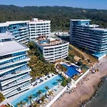 Fantastic Designer Apartment, Beachfront!