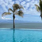 Fantastic Designer Apartment, Beachfront!