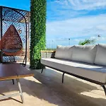 Menesse 224 Luxurious 1Bd Premium Condo