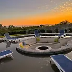 Exclusive Solaria Arch View Penthouse With Jacuzzi